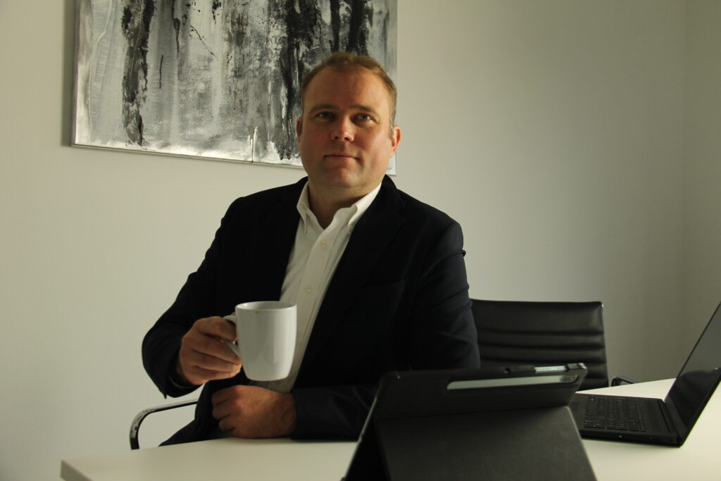 Wenn Sie aktuell ein internes Entwickler- oder DevOps-Team aufbauen oder weiterentwickeln möchten, lade ich Sie herzlich zu einem unverbindlichen Kennenlern-Gespräch ein. Gemeinsam analysieren wir Ihre Situation, identifizieren Herausforderungen und prüfen, wie ein individuelles Coaching Sie konkret unterstützen kann.