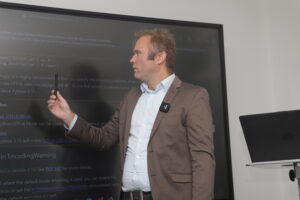 Mit der SBS-Plattform von genPsoft sind Unternehmen in der Lage, innerhalb weniger Wochen: die vollständige digitale Zeiterfassung weltweit auszurollen, Einsätze projektgenau zu dokumentieren, Nachweise direkt im Kundenportal bereitzustellen, und alle Daten nahtlos in HR- & Abrechnungssysteme zu integrieren.