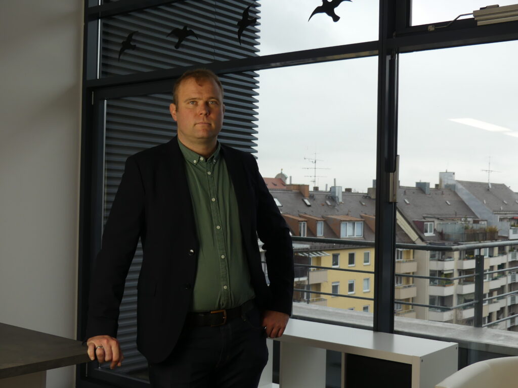 Mit der SBS-Plattform von genPsoft sind Unternehmen in der Lage, innerhalb weniger Wochen: die vollständige digitale Zeiterfassung weltweit auszurollen, Einsätze projektgenau zu dokumentieren, Nachweise direkt im Kundenportal bereitzustellen, und alle Daten nahtlos in HR- & Abrechnungssysteme zu integrieren.