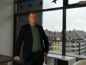 Mit der SBS-Plattform von genPsoft sind Unternehmen in der Lage, innerhalb weniger Wochen: die vollständige digitale Zeiterfassung weltweit auszurollen, Einsätze projektgenau zu dokumentieren, Nachweise direkt im Kundenportal bereitzustellen, und alle Daten nahtlos in HR- & Abrechnungssysteme zu integrieren.