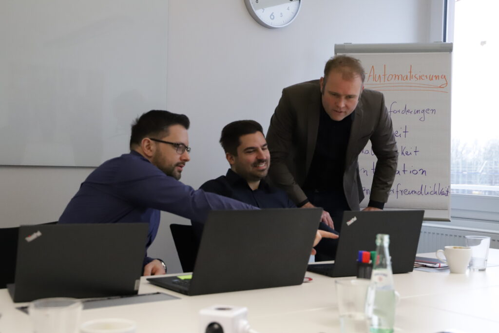 Automatisierung optimiert Nurturing, z.B. durch E-Mail-Sequenzen oder Lead-Scoring. KI ist ideal für personalisierte Inhalte und Predictive Analytics, aber weniger für komplexe Beratungen, wo menschliche Empathie gefragt ist