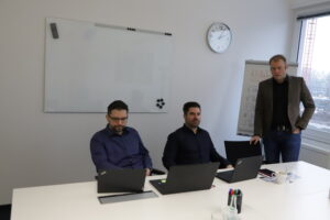In vielen Industrieunternehmen sieht die Realität bei Sicherheitsprüfungen und ISO-Audits leider immer noch so aus: Riesige Excel-Tabellen, unübersichtliche Ordnerstrukturen und das ständige Bangen beim nächsten Zertifizierungstermin – „Haben wir wirklich die aktuellste Version der Gefährdungsbeurteilung?“